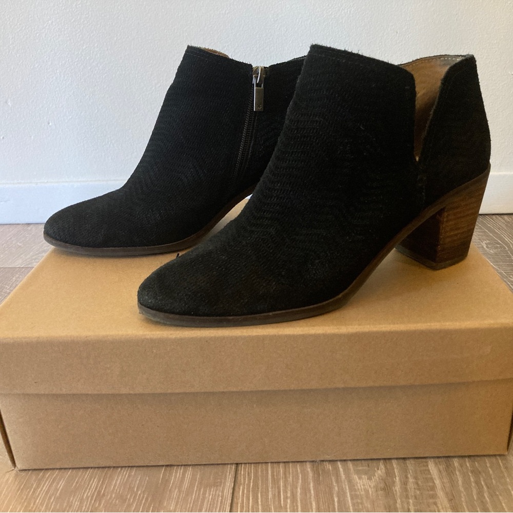 Beautiful black Lucky Brand booties with subtle textured pattern, 8.5